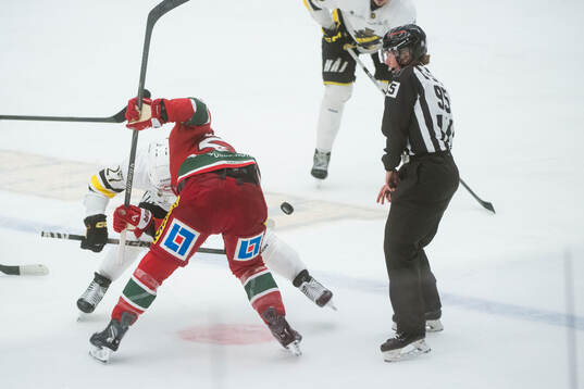 Linjeman Anna Hammar i kvartsfinal ett i Hockeyallsvenskan