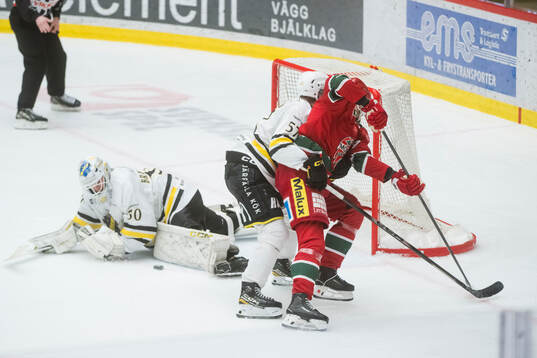 AIKs målvakt Victor Brattström och Alfred Barklund och