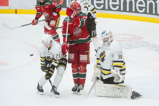 AIKs Christopher Bengtsson och MoDos Oscar Pettersson och