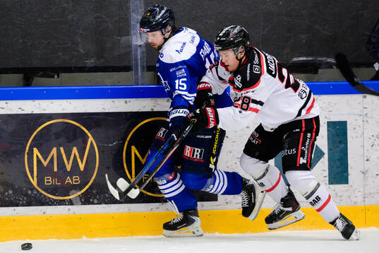 Karlskogas Gustaf Franzén och Nybro Vikings Theo Jacobsson