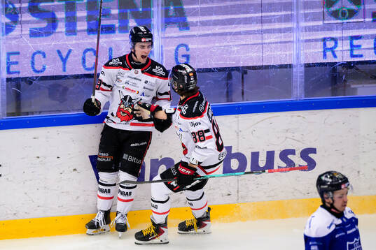 Nybro Vikings Elias Stenman jublar