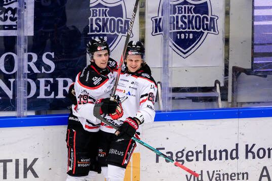 Nybro Vikings Elias Stenman och Tim Lindfors jublar