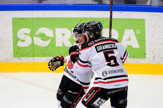 Nybro Vikings Gabriel Säll och Fredrik Granberg jublar
