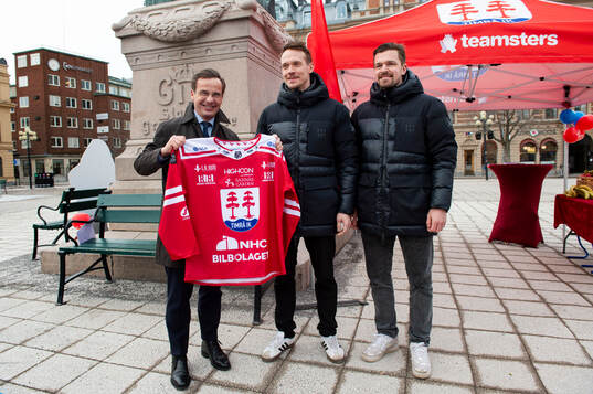 Statsminister Ulf Kristersson (M) besöker ett event
