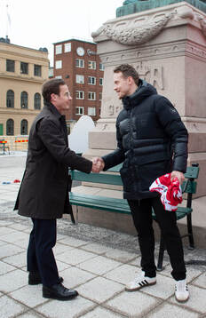 Statsminister Ulf Kristersson (M) besöker ett event