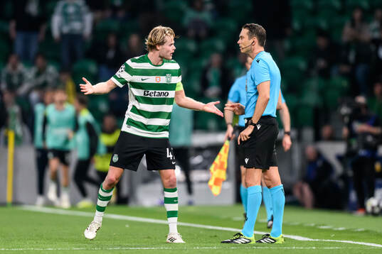 Morten Hjulmand of Sporting and Sandro Schärer, referee