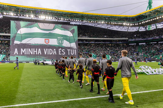 Players of Bodø/Glimt enters the pitch