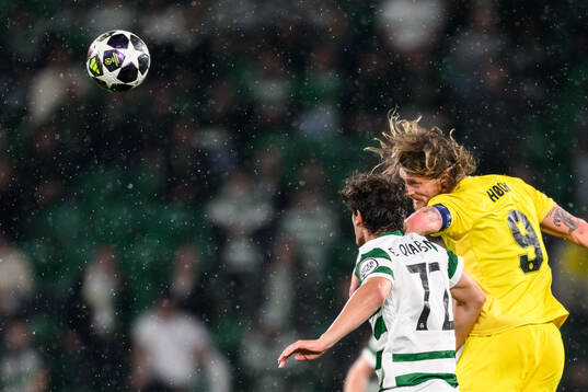 Eduardo Quaresma of Sporting and Kasper Høgh of Bodø/Glimt
