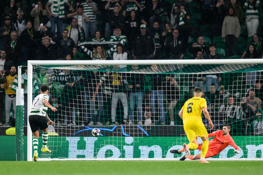 Luis Suárez of Sporting scores the 3-0 goal