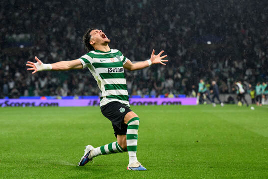 Maximiliano Araújo of Sporting celebrates