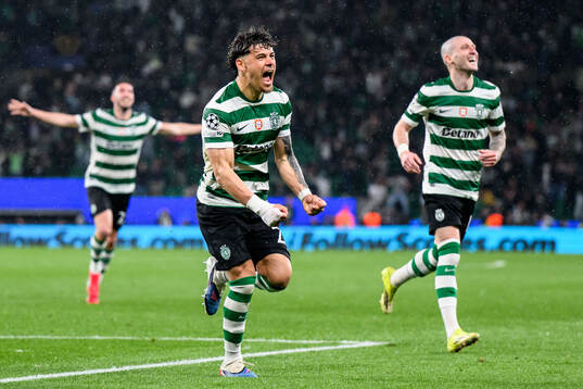 Maximiliano Araújo of Sporting celebrates