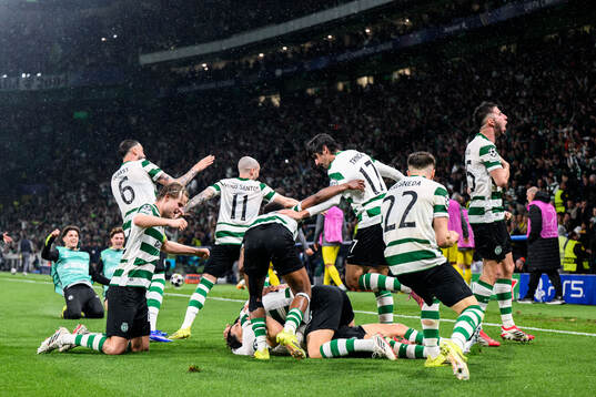 Maximiliano Araújo of Sporting celebrate with team mates