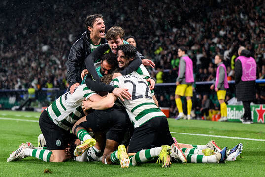 Maximiliano Araújo of Sporting celebrate with team mates