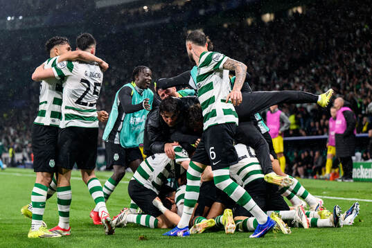 Maximiliano Araújo of Sporting celebrate with team mates
