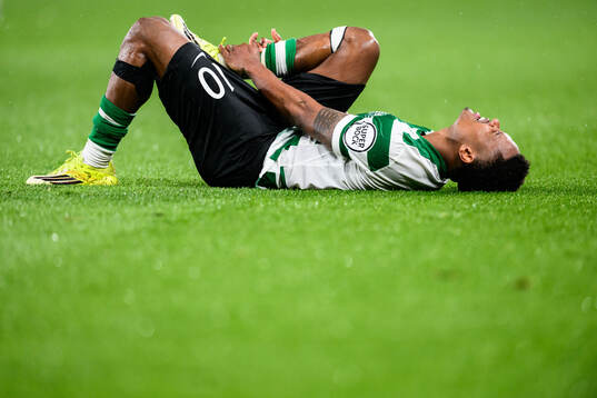 Geny Catamo of Sporting in pain