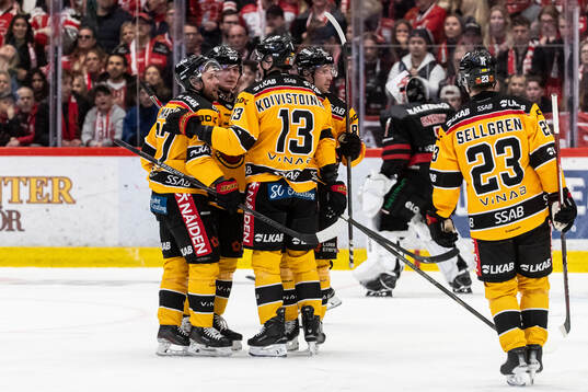 Luleås Linus Omark jublar med lagkamrater