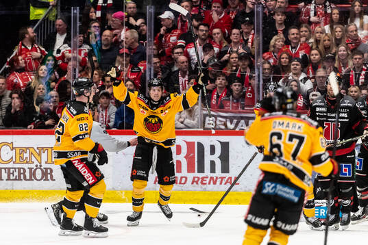 Luleås Mathias Bromé jublar vid 1-1 målet