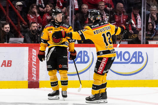 Luleås Mathias Bromé och Eetu Koivistoinen jublar