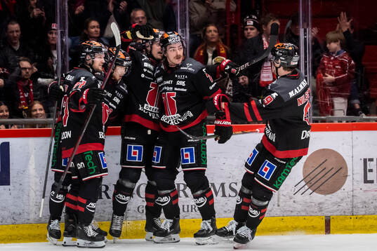 Jubel vid Örebros 2-4 mål av Kalle Kossila