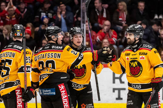 Luleås Erik Gustafsson jublar med lagkamrater