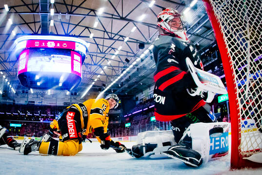 Örebros målvakt Jhonas Enroth ser 1-1 pucken gå in