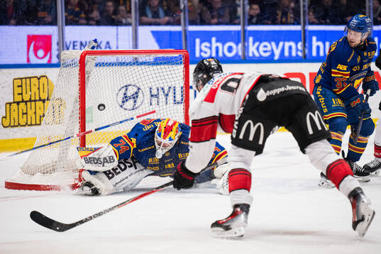 Malmö Redhawks Carl Persson gör 1-2 målet mot