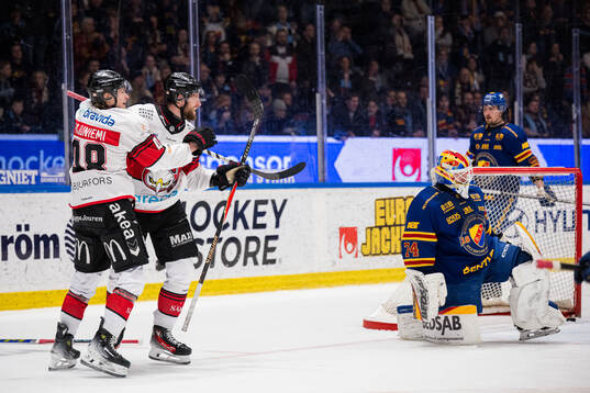 Malmö Redhawks Carl Persson jublar med Lauri Pajuniemi