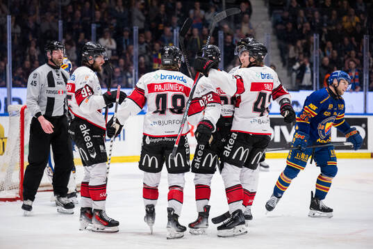 Malmö Redhawks Carl Persson jublar med lagkamrater