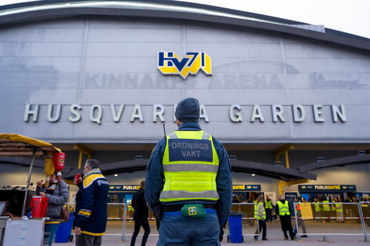 Ordningsvakt utanför Husqvarna garden
