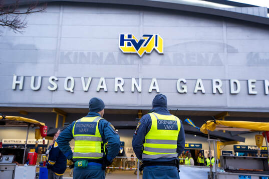 Ordningsvakter utanför Husqvarna garden