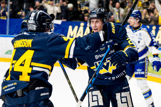 HV71s Hugo Fransson och Justin Glenn Kloos jublar