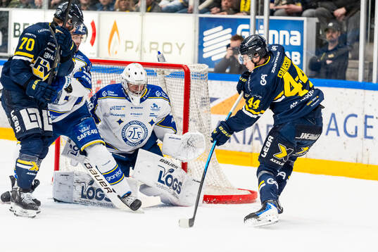 Leksands målvakt Filip Larsson och HV71s Hugo Fransson