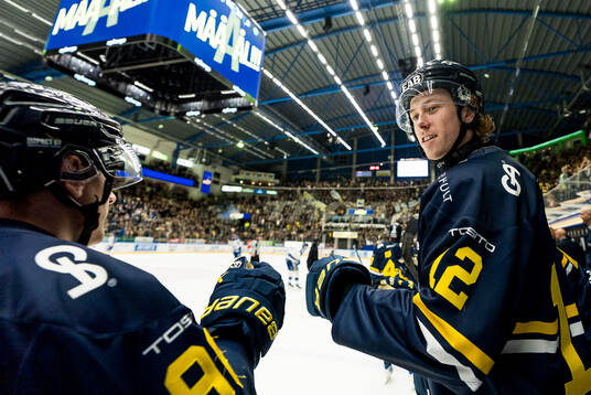 HV71s Nikola Pasic och Wille Magnertoft jublar