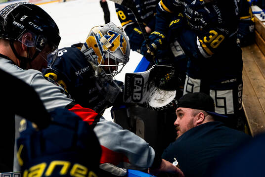 HV71s målvakt Felix Sandström får hjälp av