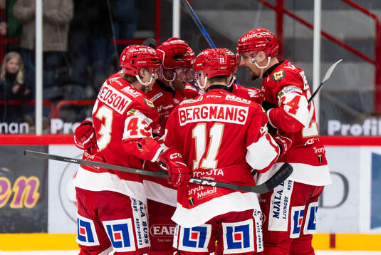 Troja/Ljungbys Albin Nilsson jublar med lagkamrater