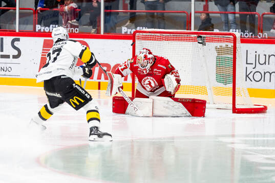 Västerås Carl Jakobsson och Troja/Ljungbys målvakt