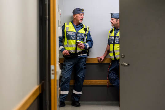 Ordningsvakter i närheten av omklädningsrummen