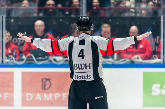 Domare Marcus Linde dömer bort mål för Malmö Redhawks