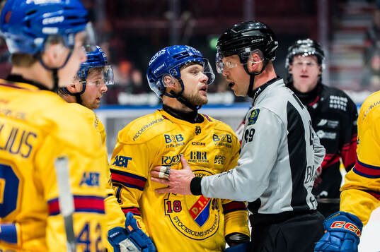 Djurgårdens Jesper Pettersson och linjedomare Ludvig
