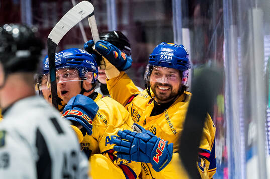 Djurgårdens Jacob Josefson jublar med lagkamrater