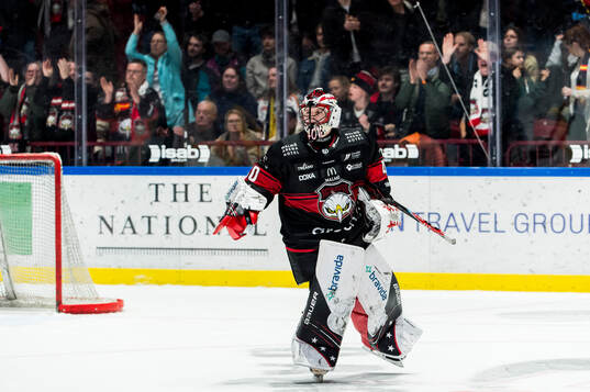 Malmö Redhawks målvakt Oskar Blomgren jublar