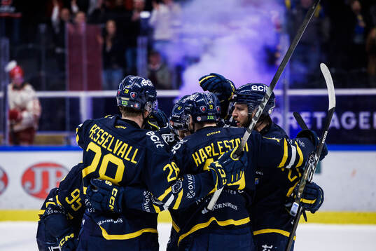 Södertäljes Roope Laavainen jublar med lagkamrater