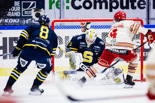 Södertäljes målvakt Love Härenstam och Kalmars Peter