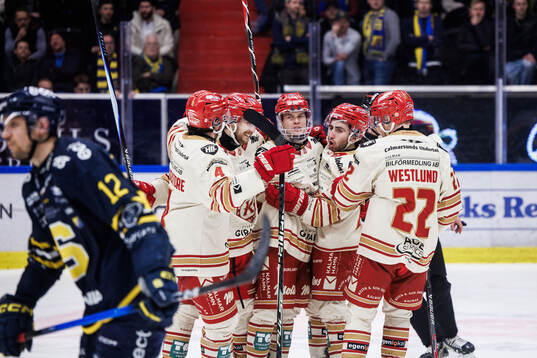 Kalmars Valdemar Johansson jublar med lagkamrater