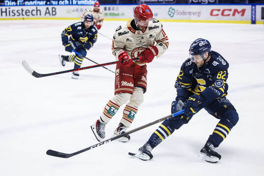 Kalmars Jesper Lindén och Södertäljes Roope Laavainen