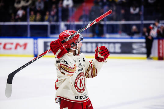 Kalmars George Diaco jublar mot Södertäljes supportrar