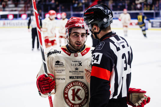 Kalmars George Diaco i samtal med domare   Niclas Lundsgaard
