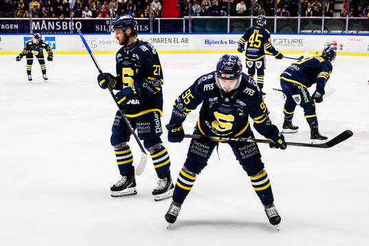 Södertäljes Daniel Norbe och Teemu Väyrynen deppar