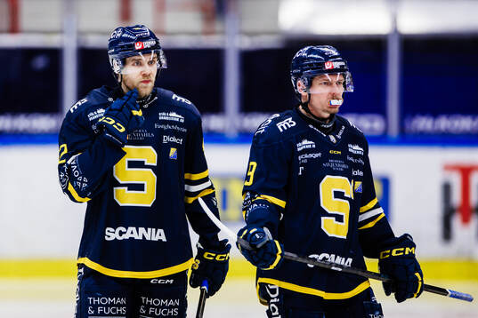 Södertäljes Roope Laavainen och Patrik Zackrisson deppar