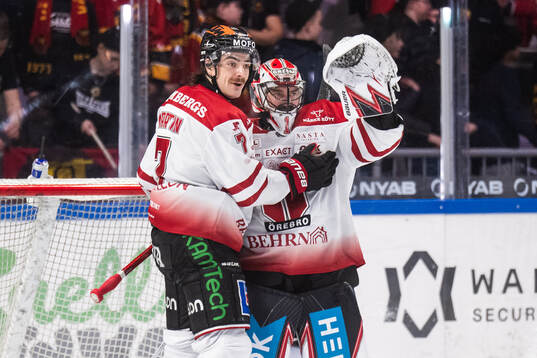 Örebros Luke Martin och målvakt Jhonas Enroth jublar